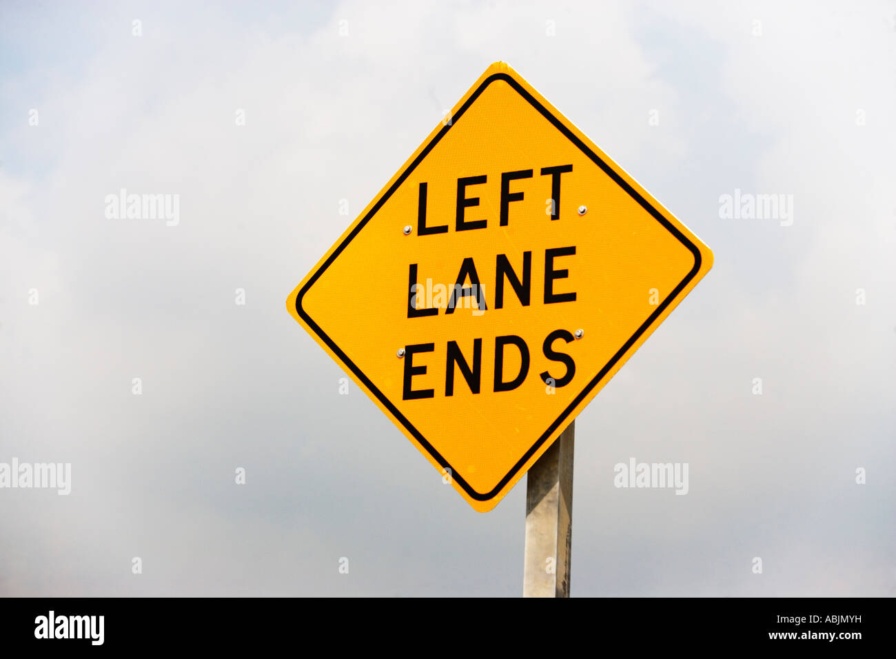 Linke Spur endet Straßenschild Stockfoto