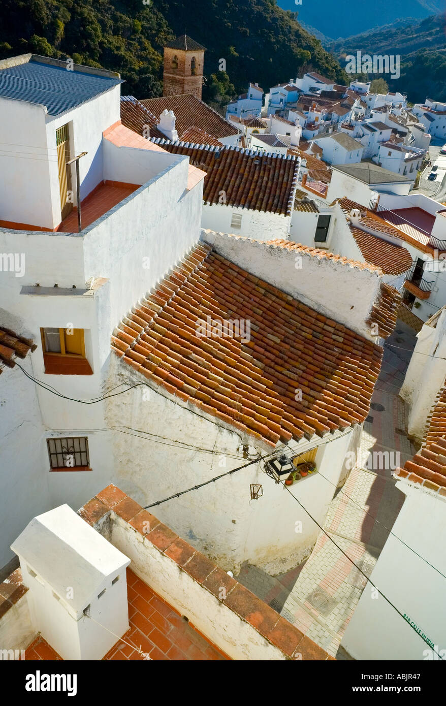 Salares Axarquia Spanien rote Dächer und steilen Gassen im spanischen Erhaltung pueblo Stockfoto