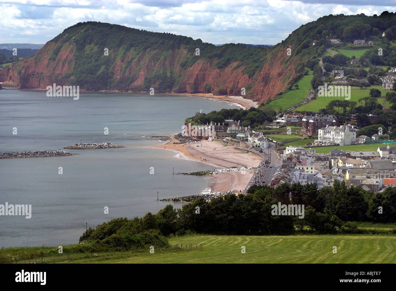 Das Regency Seebad Sidmouth in East Devon mit den Klippen der Jurassic Coast hinter Stockfoto