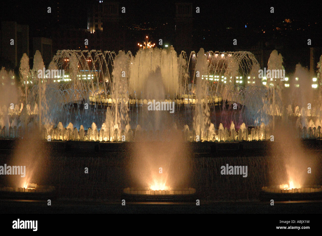 Blick auf bunte leuchtende Fontänen Plaça de Espanya Platz Barcelona Barça Barca Katalonien Costa Brava España Spanien Europa Stockfoto