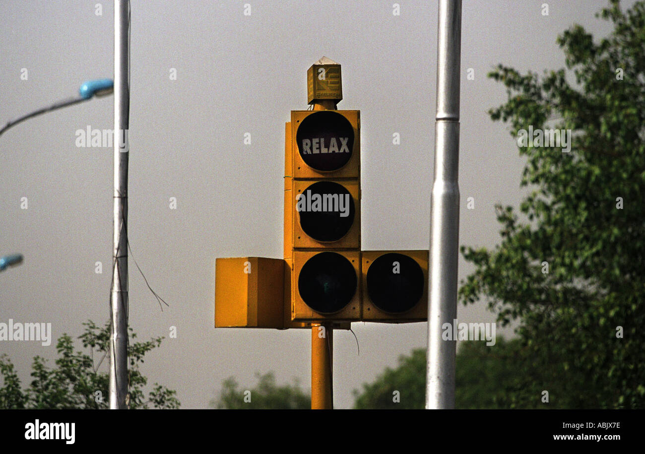 Eine Ampel in Delhi Indien erzählt Autofahrer zu bleiben mit dem Wort Ruhe entspannen schriftliche auf das rote Licht Stockfoto