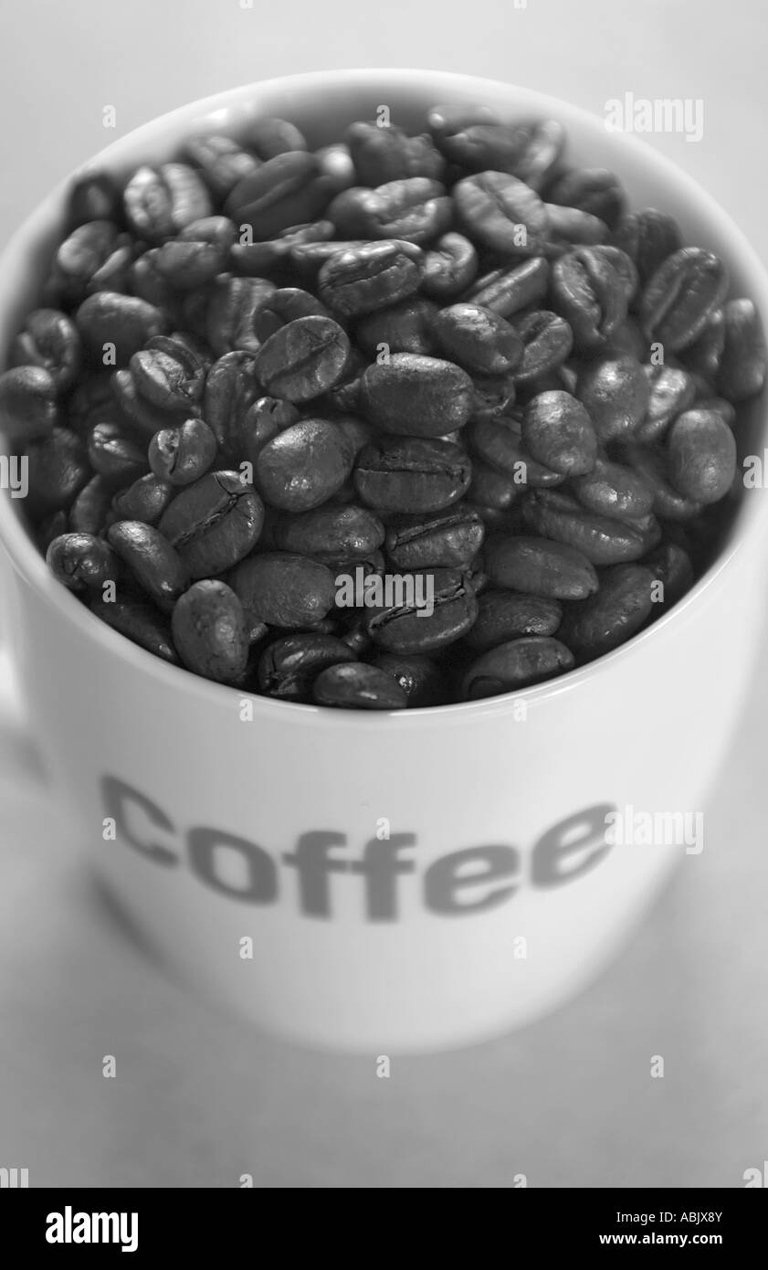 eine Tasse Kaffee-Bohnen mit dem Logo drauf Kaffee Stockfoto