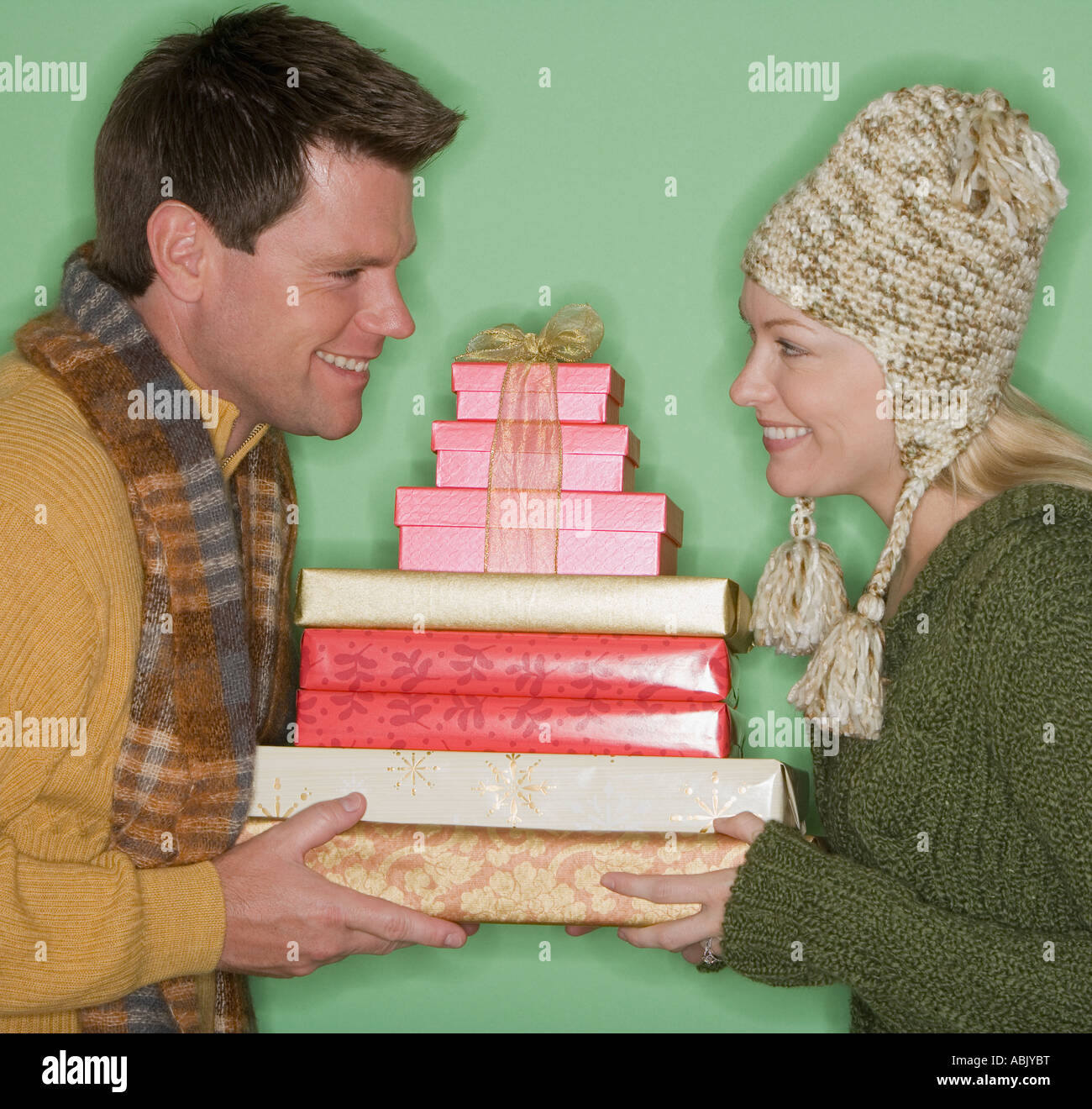 Paar Holding Stack von Weihnachtsgeschenken Stockfoto