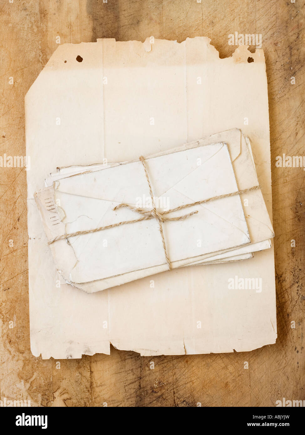 Stapeln von alten Buchstaben auf Papier Stockfoto