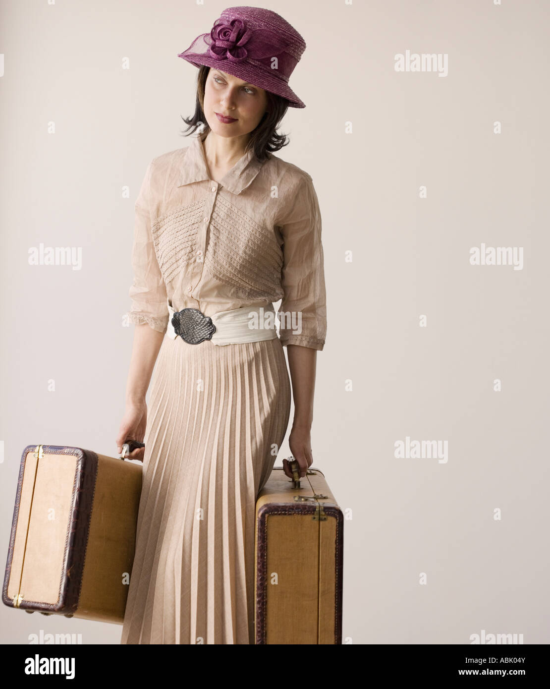 Frau in Vintage-Kleidung tragen Koffer Stockfoto