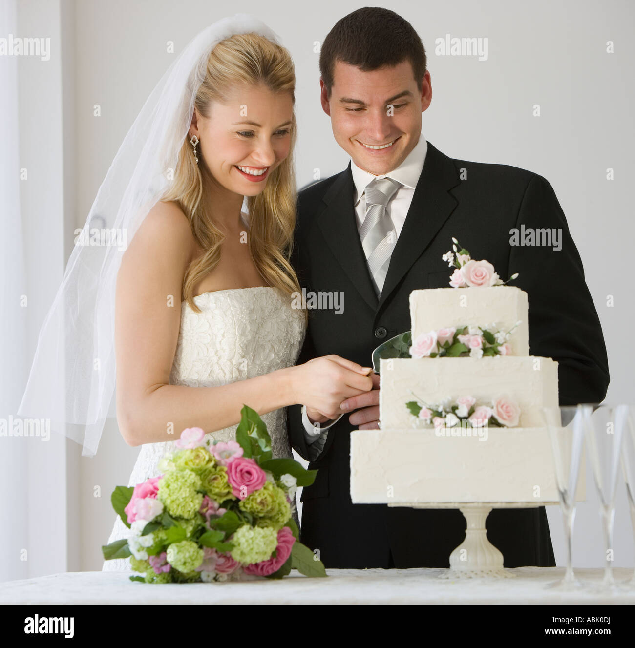 Braut und Bräutigam schneiden Kuchen Stockfoto