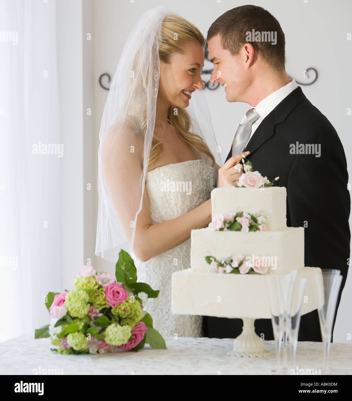 Braut und Bräutigam neben Kuchen Stockfoto