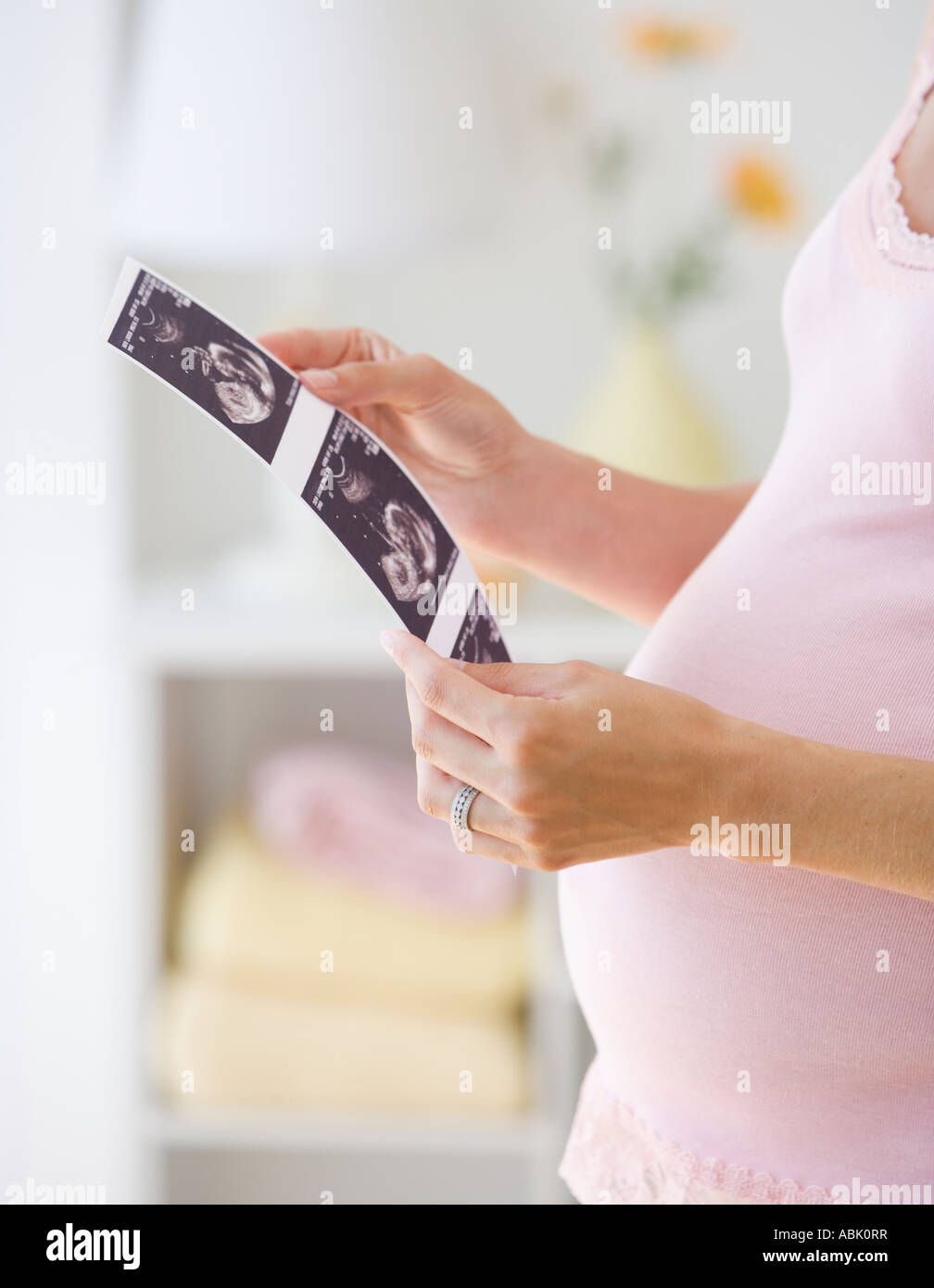 Schwangere Frau betrachten Ultraschall Ausdruck Stockfoto