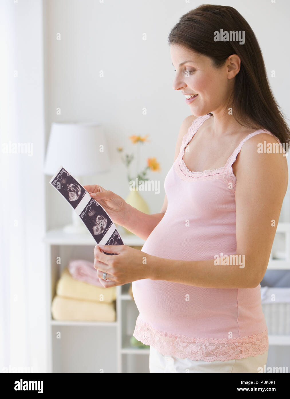 Schwangere Frau betrachten Ultraschall Ausdruck Stockfoto