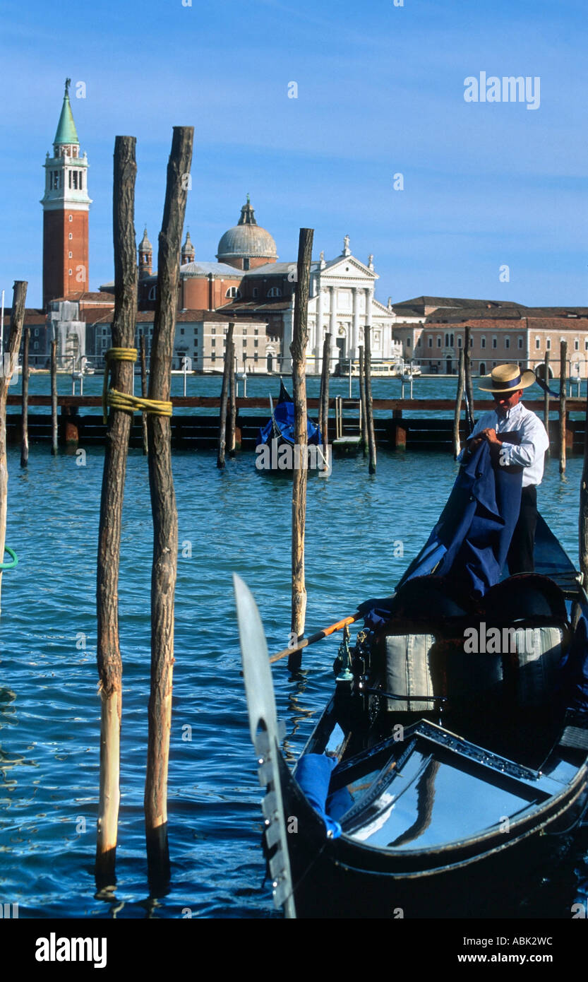 Gondoliere in der Nähe von San Giorgio Maggiore Insel, Venedig, Italien Stockfoto