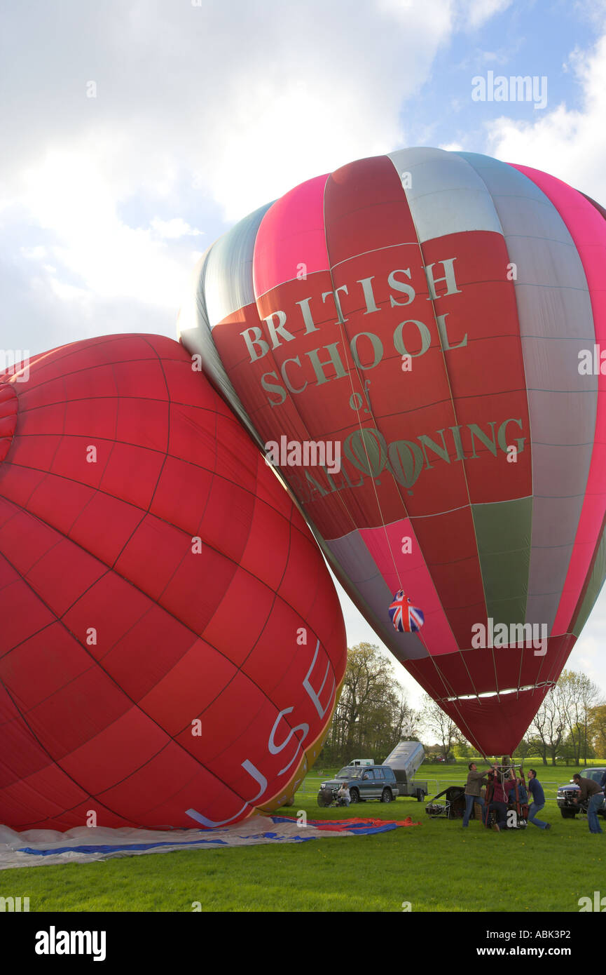 Zwei Heißluftballons berühren einander vor dem abheben Stockfoto