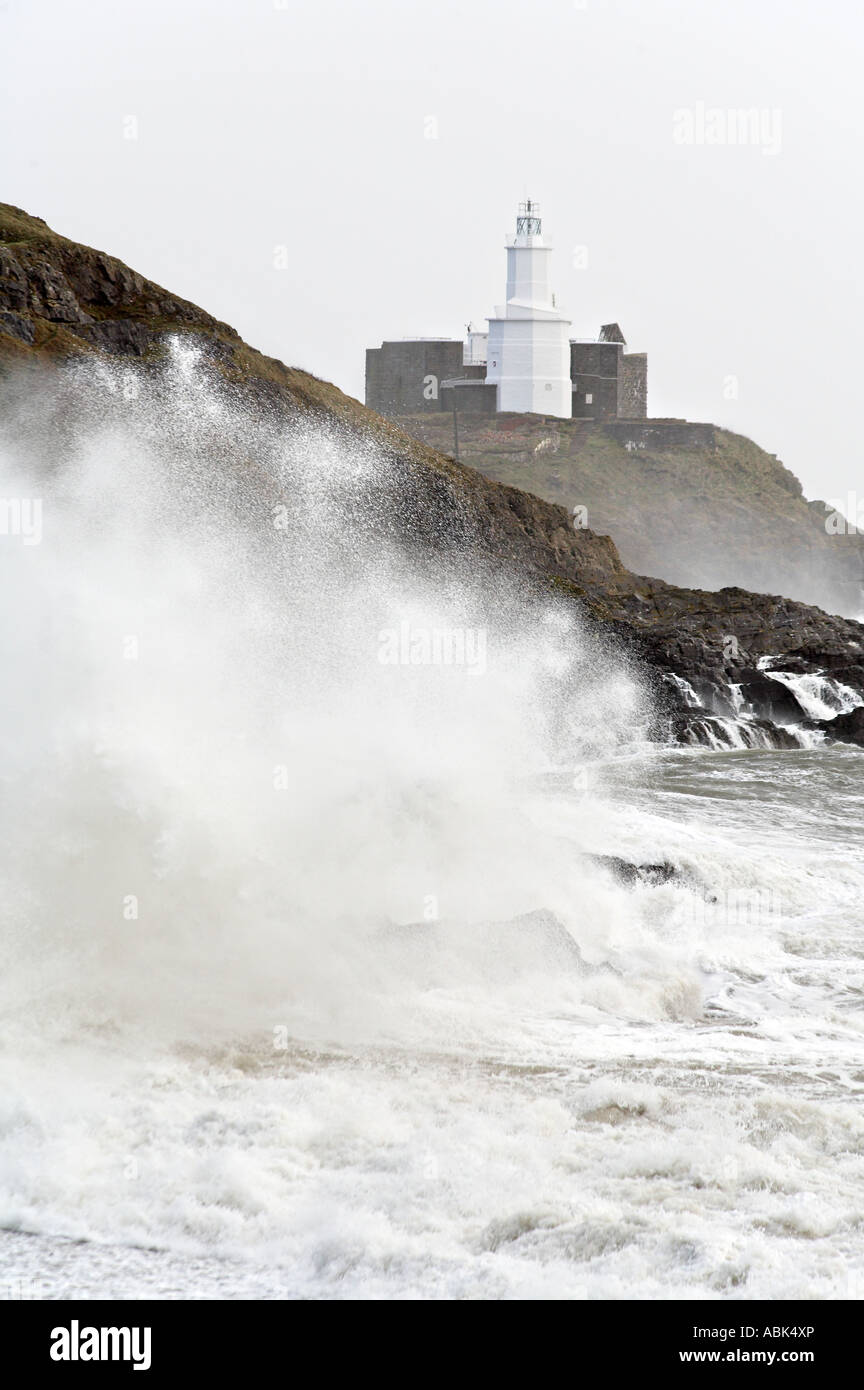 Sturm Wellen Mumbles Head Lighthouse Gower Süd Wales UK Stockfoto