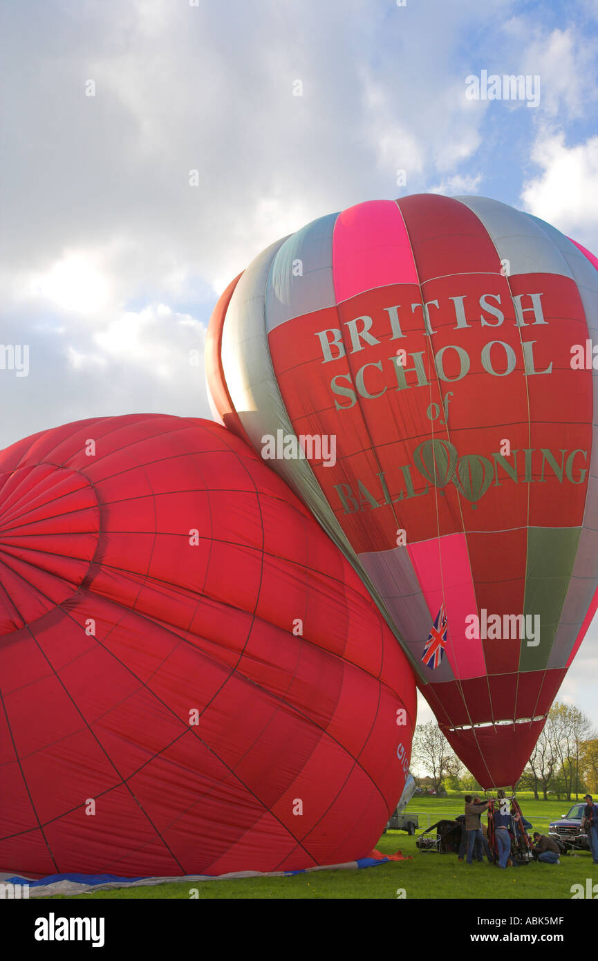 Zwei Heißluftballons abstoßen gegeneinander vor Aufzug Stockfoto