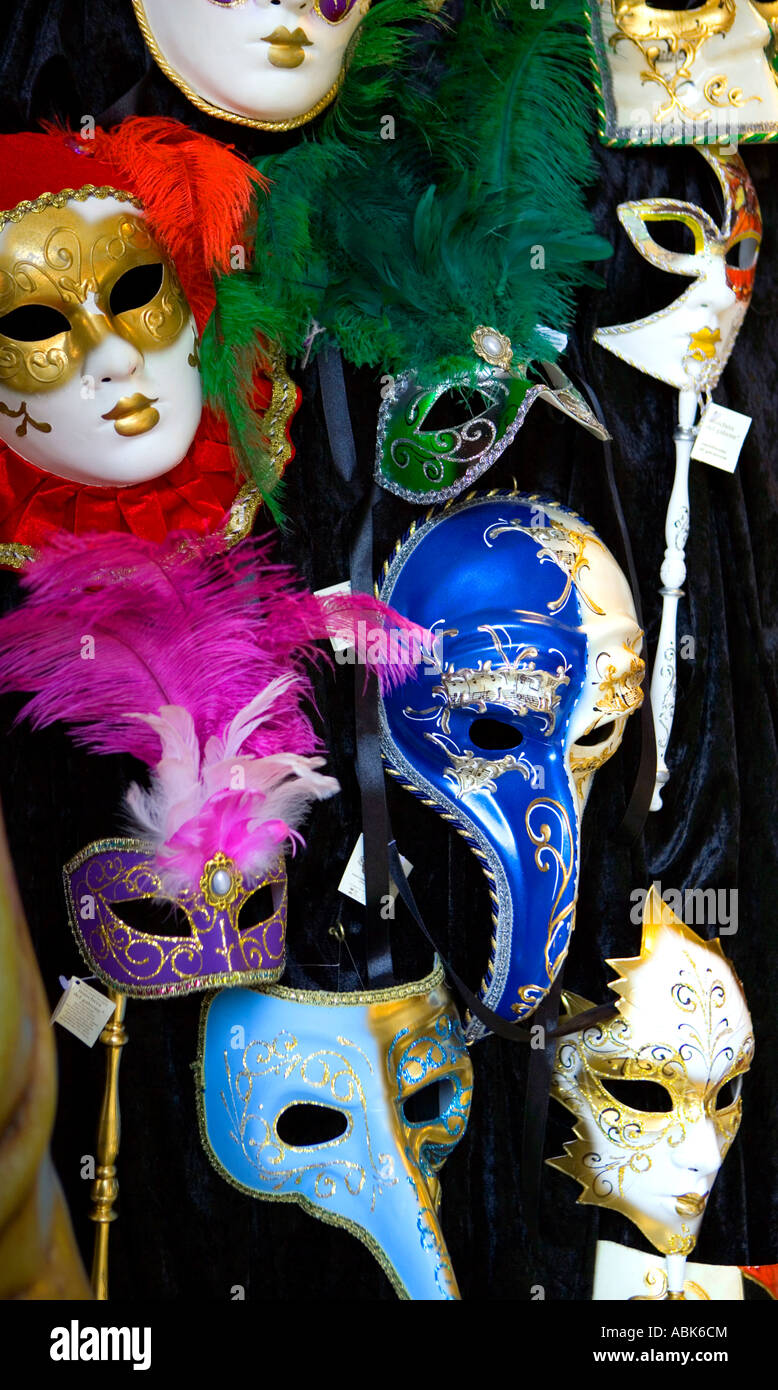 Bunten Karneval Maske Display in Camden Market, London Stockfoto