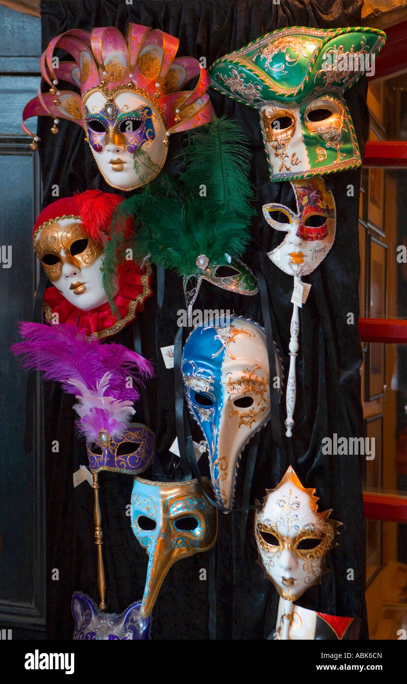 Bunte Karnevalsmaske Anzeige in Camden Market, London Stockfoto