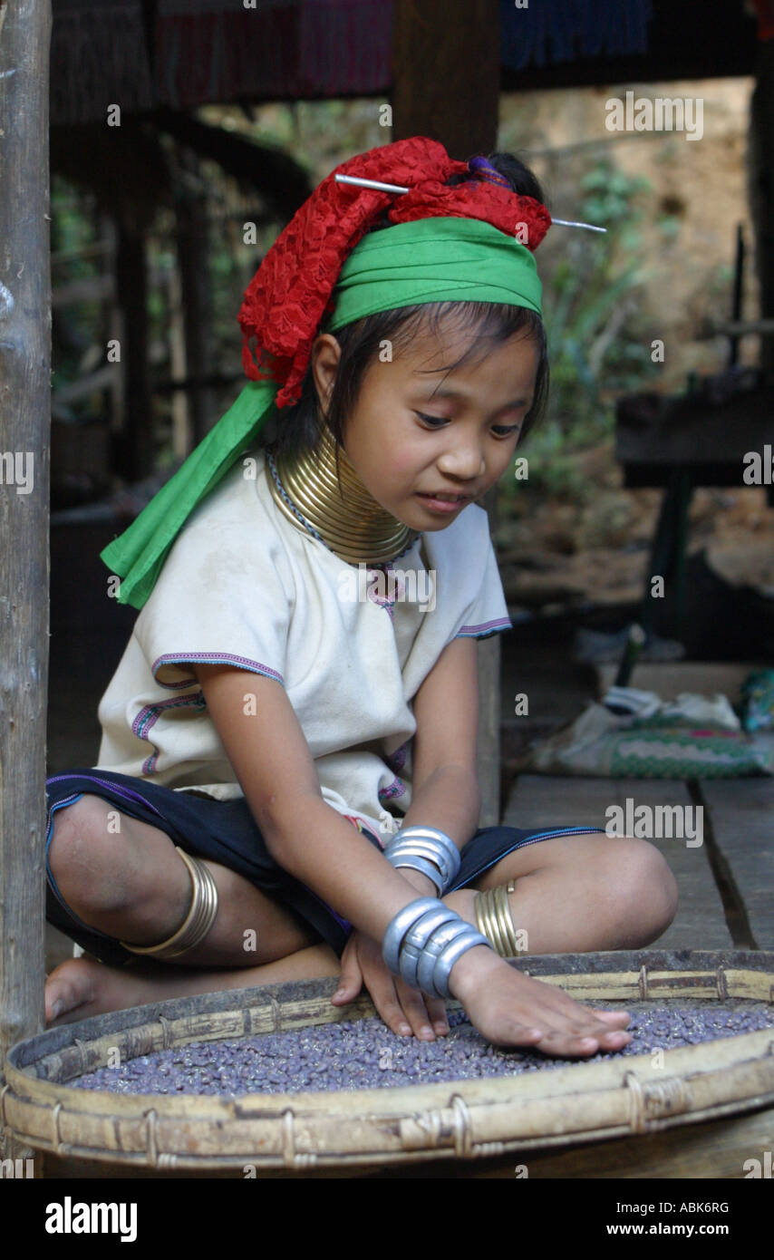 Junges Mädchen lange necked Padong Stammes, Nord-Thailand Stockfoto