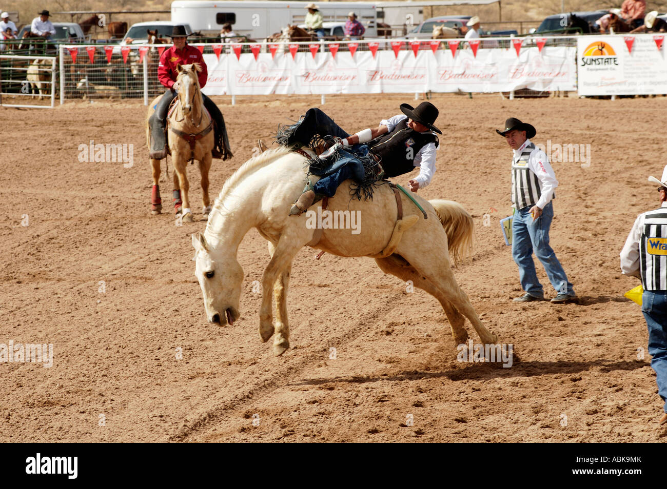 Sattel Bronc Reiten Ereignis bei einem All-indischen Rodeo in Arizona Stockfoto