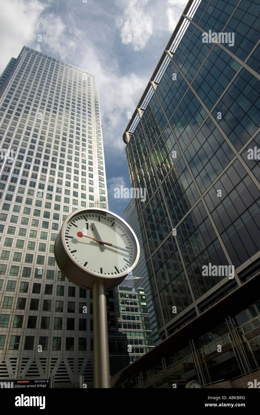 Eine Uhr, die vor dem Hintergrund der Hochhäuser gesetzt. Stockfoto