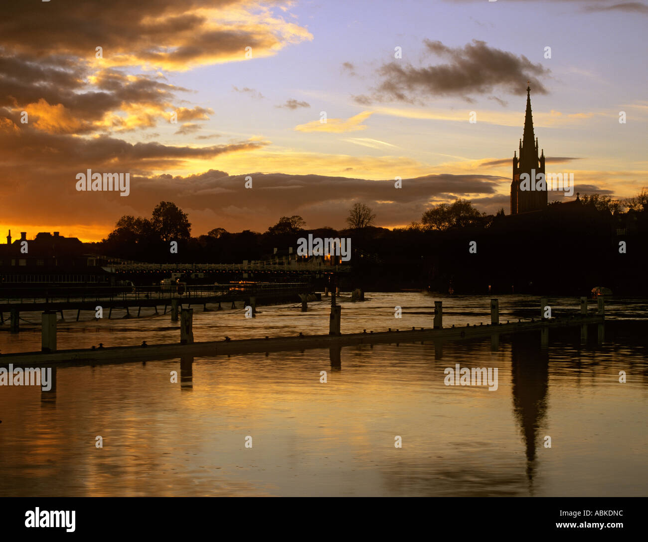 Sonnenuntergang über der Themse mit All Saints Church spire in ruhigem Wasser wider. Marlow Buckinghamshire England Großbritannien Großbritannien Stockfoto