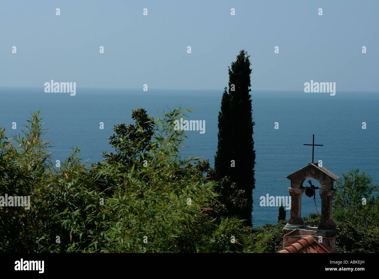 Kirche-Kirchturm mit Blick aufs Meer Horizont Stockfoto