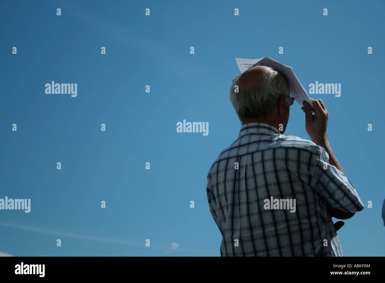 Manndeckung Glatze von Sonne mit Papier Stockfoto