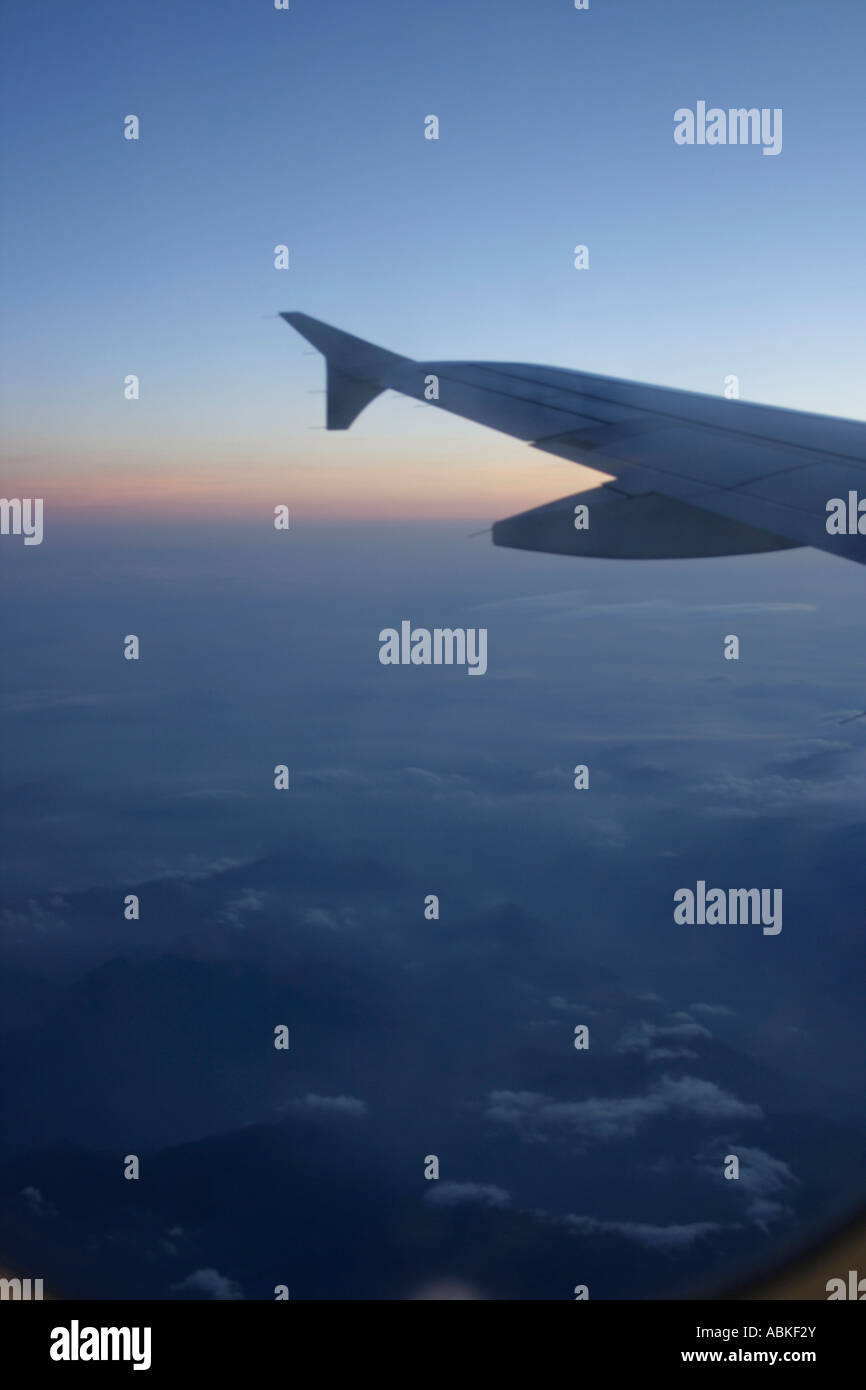 Blick auf Flugzeugflügel während des Fluges über die weichen Wolken Stockfoto