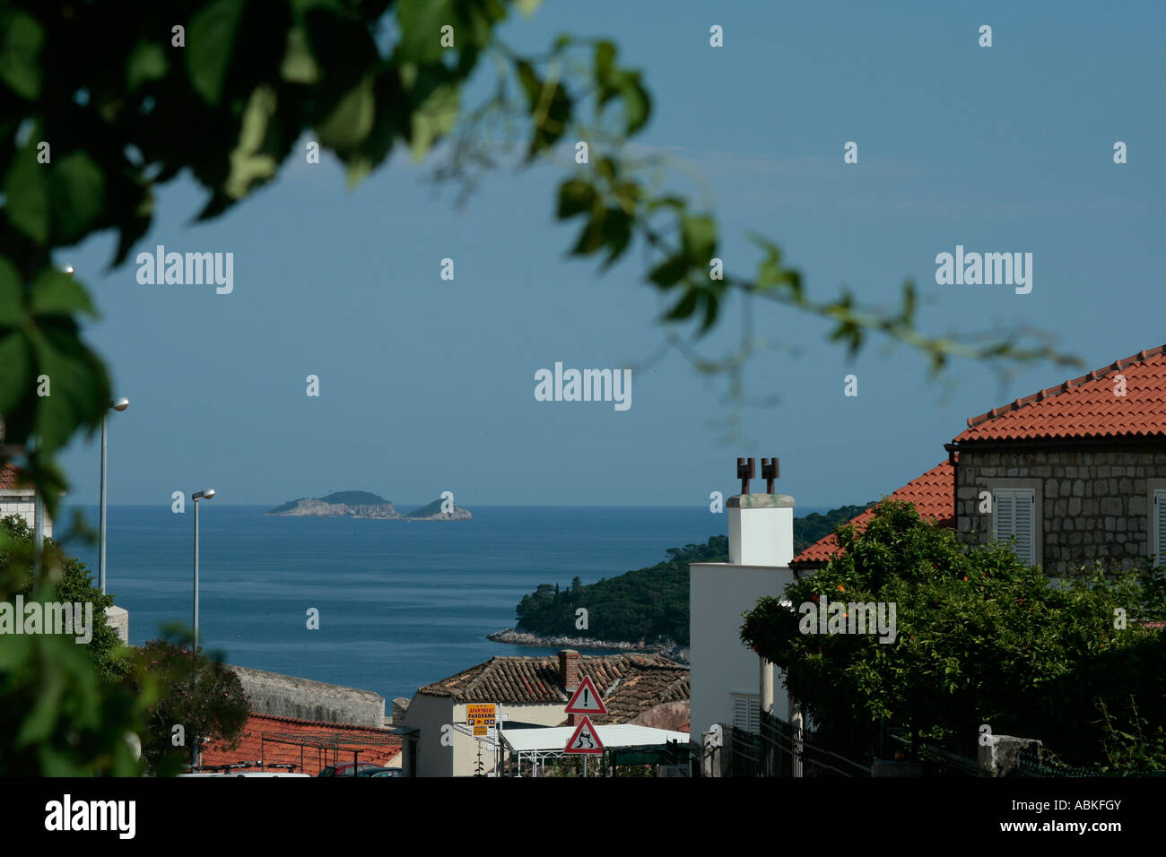 Gerahmte Blick auf Lokrum Insel und Dubrovnic, Kroatien. Haus/Insel im Fokus Stockfoto