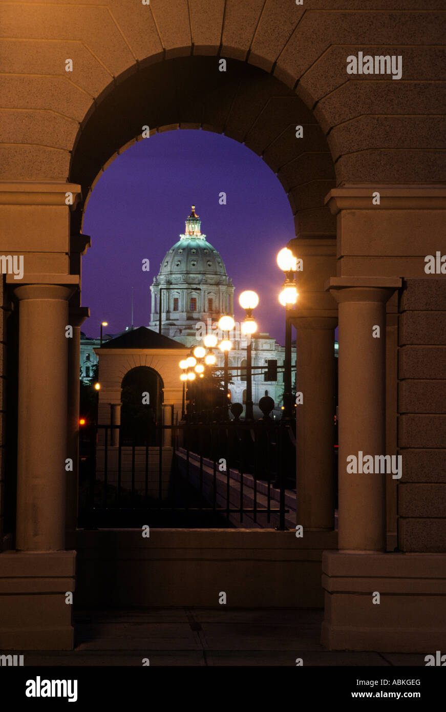 MINNESOTA STATE CAPITOL BUILDING DURCH STONE ARCH IN ST. PAUL, MINNESOTA.  SOMMERABEND. Stockfoto