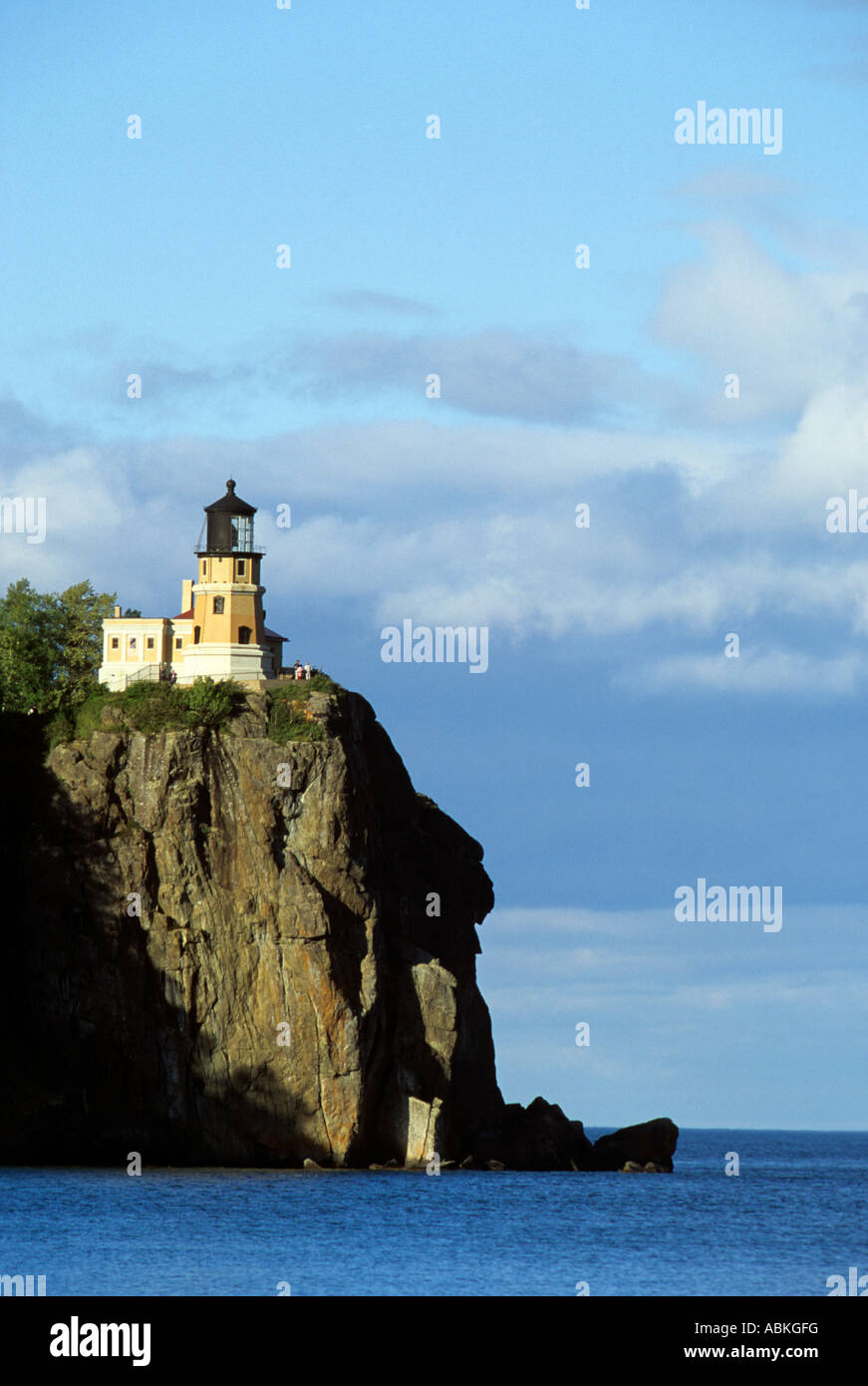 HISTORISCHEN SPLIT ROCK LEUCHTTURM (1909) IN SPLIT ROCK LEUCHTTURM STAATSPARK, N.E. MINNESOTA MIT BLICK AUF LAKE SUPERIOR, VEREINIGTE STAATEN VON AMERIKA Stockfoto