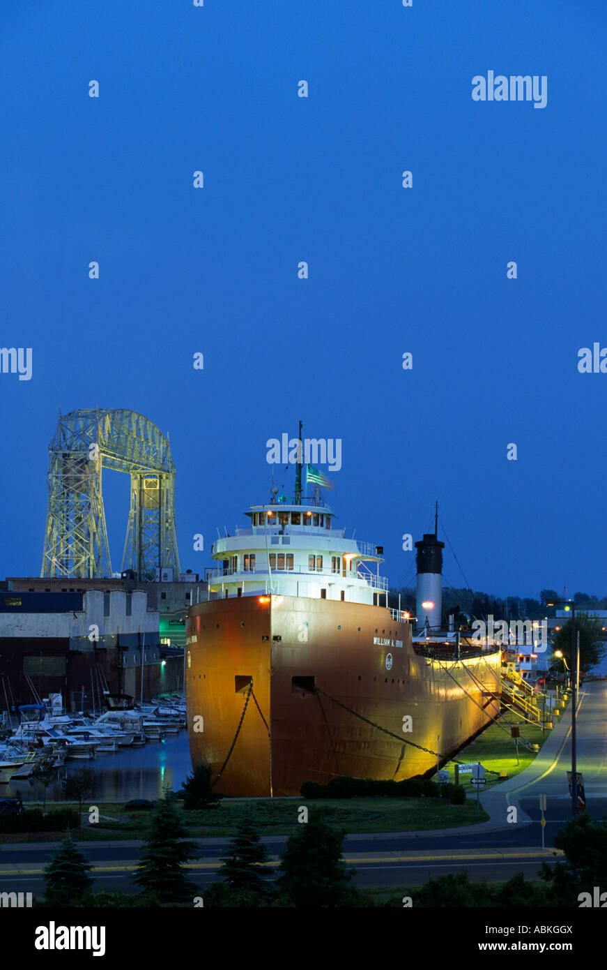 S, S, WILLIAM A. IRVIN SCHWIMMENDEN MUSEUM UND AERIAL LIFT BRIDGE.  BAYFRONT PARK AM LAKE SUPERIOR, DULUTH, MINNESOTA, VEREINIGTE STAATEN VON AMERIKA  EINBRUCH DER DUNKELHEIT. Stockfoto