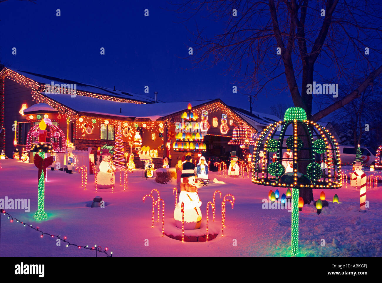 Weihnachtsschmuck Im Vorgarten Eines Hauses In Minneapolis Minnesota Dezember Stockfotografie Alamy