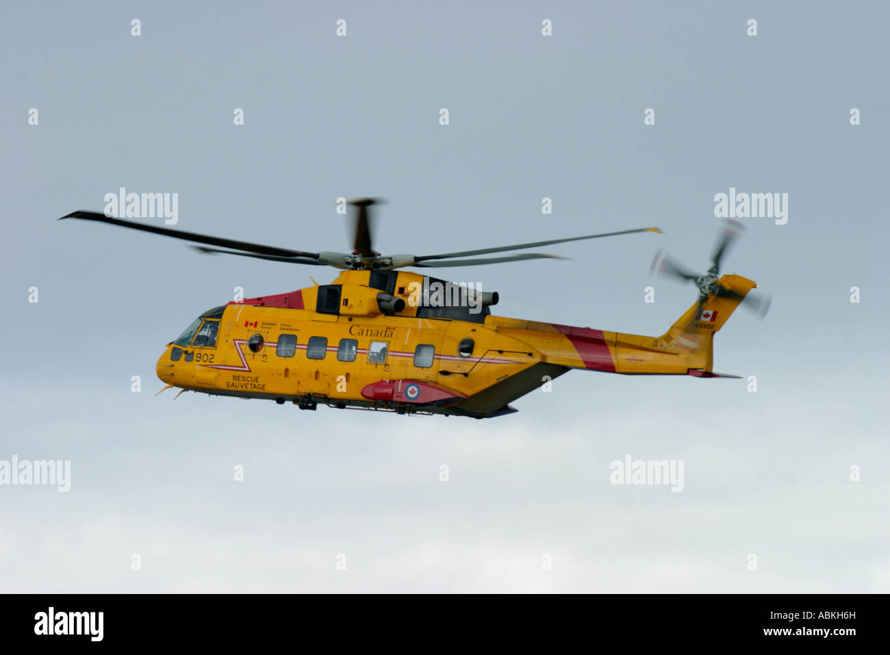 Suche und Rettung Cormorant Helikopter gegen grauen Himmel schweben im kanadischen Streitkräfte Stockfoto