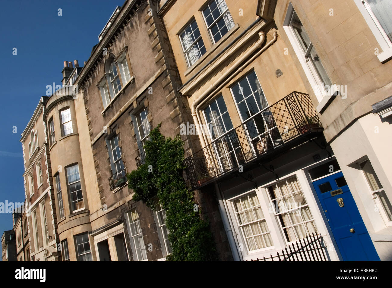 Pretty georgianischen Gebäude in der Sonne auf Weinbergen in Bath Somerset England Stockfoto