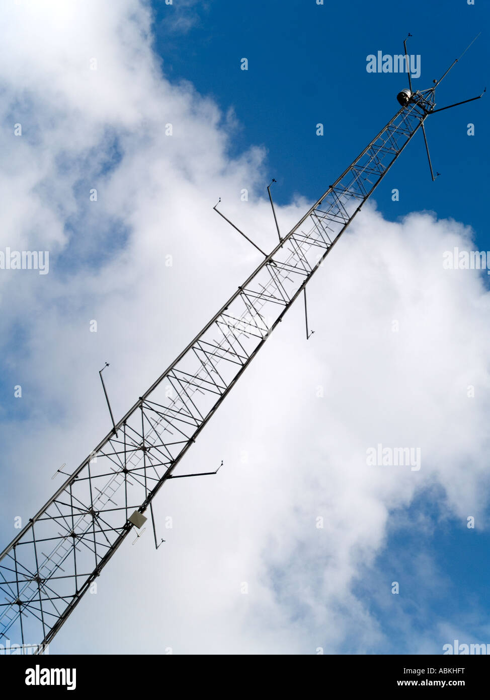 Stahlgitter Turm mit Anemometer zur Datensammlung langfristig Wind Geschwindigkeit und Ausdauer bei Teesmouth, Cleveland, UK. Stockfoto