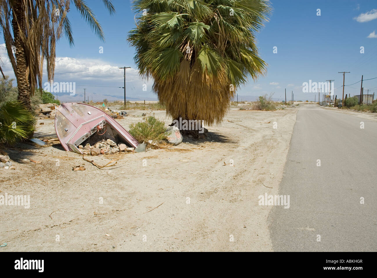 Mit dem Schnellboot von der Seite der Straße, Salton Sea Beach, Southern California, USA begraben. Stockfoto