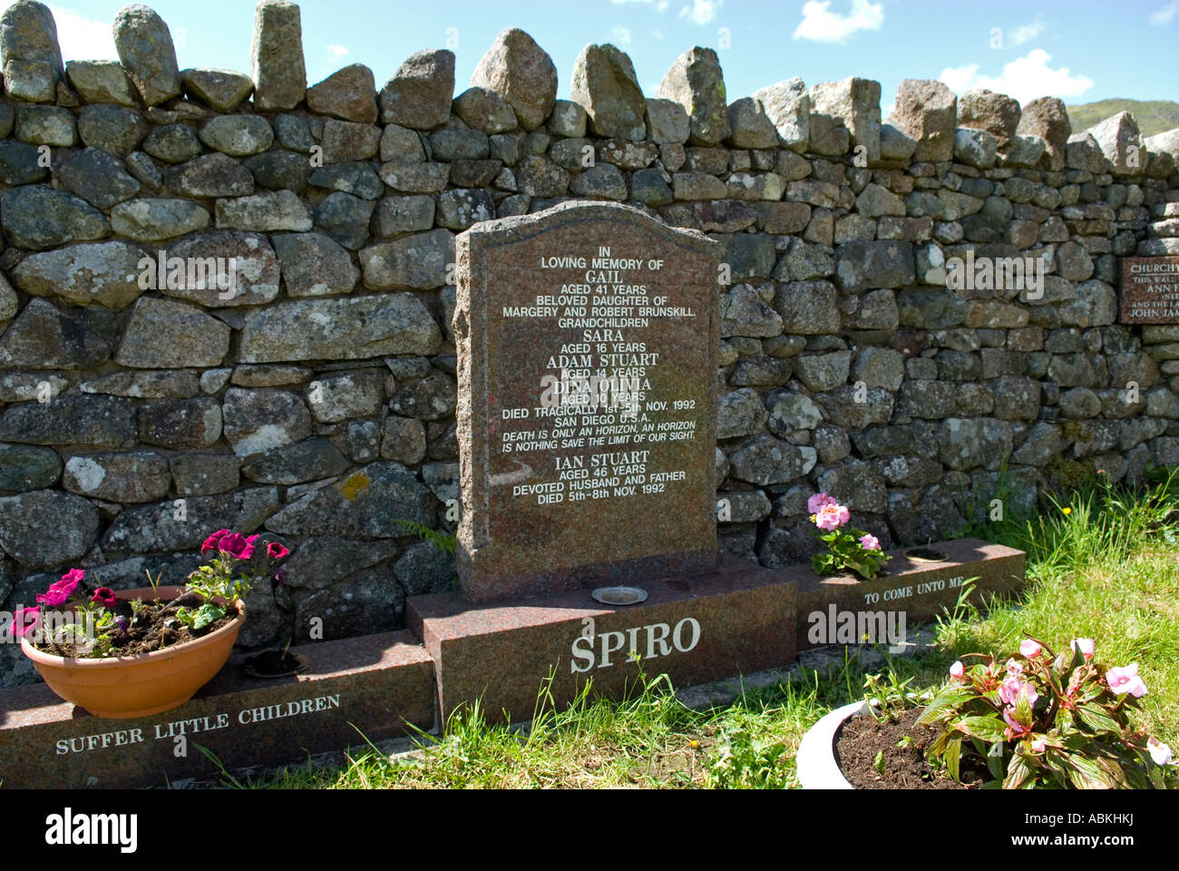 Das Grab des Ian Stuart Spiro und seiner Frau Gail und ihre drei Kinder, St. Catherines Kirche Eskdale, Cumbria, England. Stockfoto