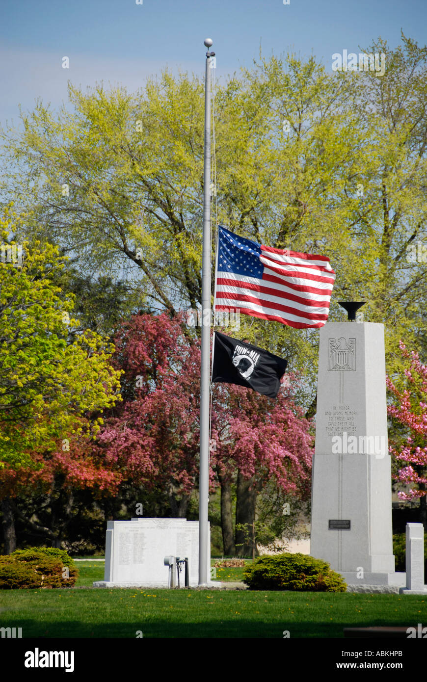 Die amerikanischen und MIA Flagge weht auf Halbmast zu einem Krieg-Denkmal am Veterans Memorial Day Stockfoto