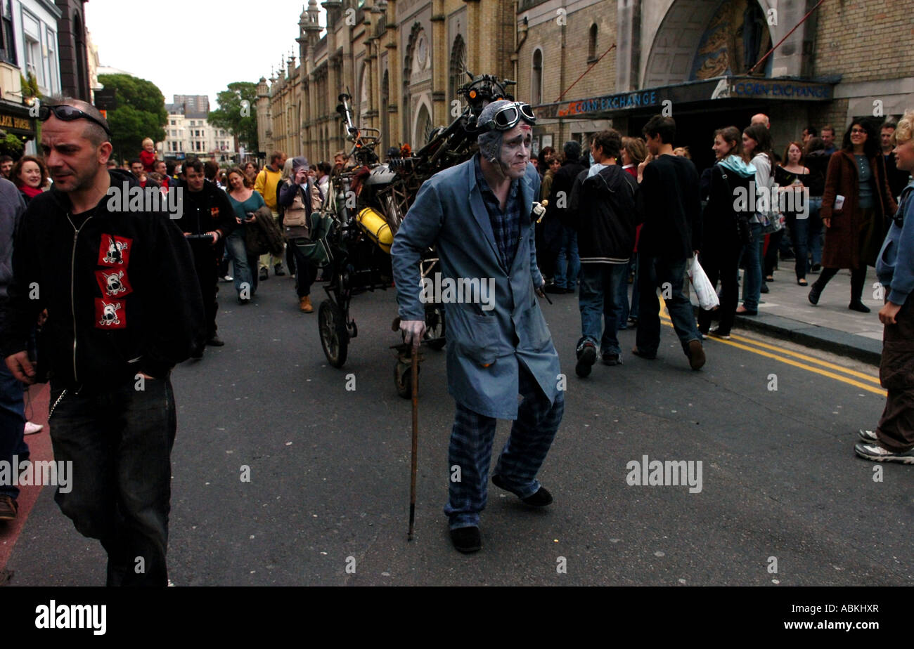 Paka der Uncredible geht mit seinem Metall Pferd in die Straßen von Brighton ist Teil der wichtigsten Brighton Festival UK Stockfoto