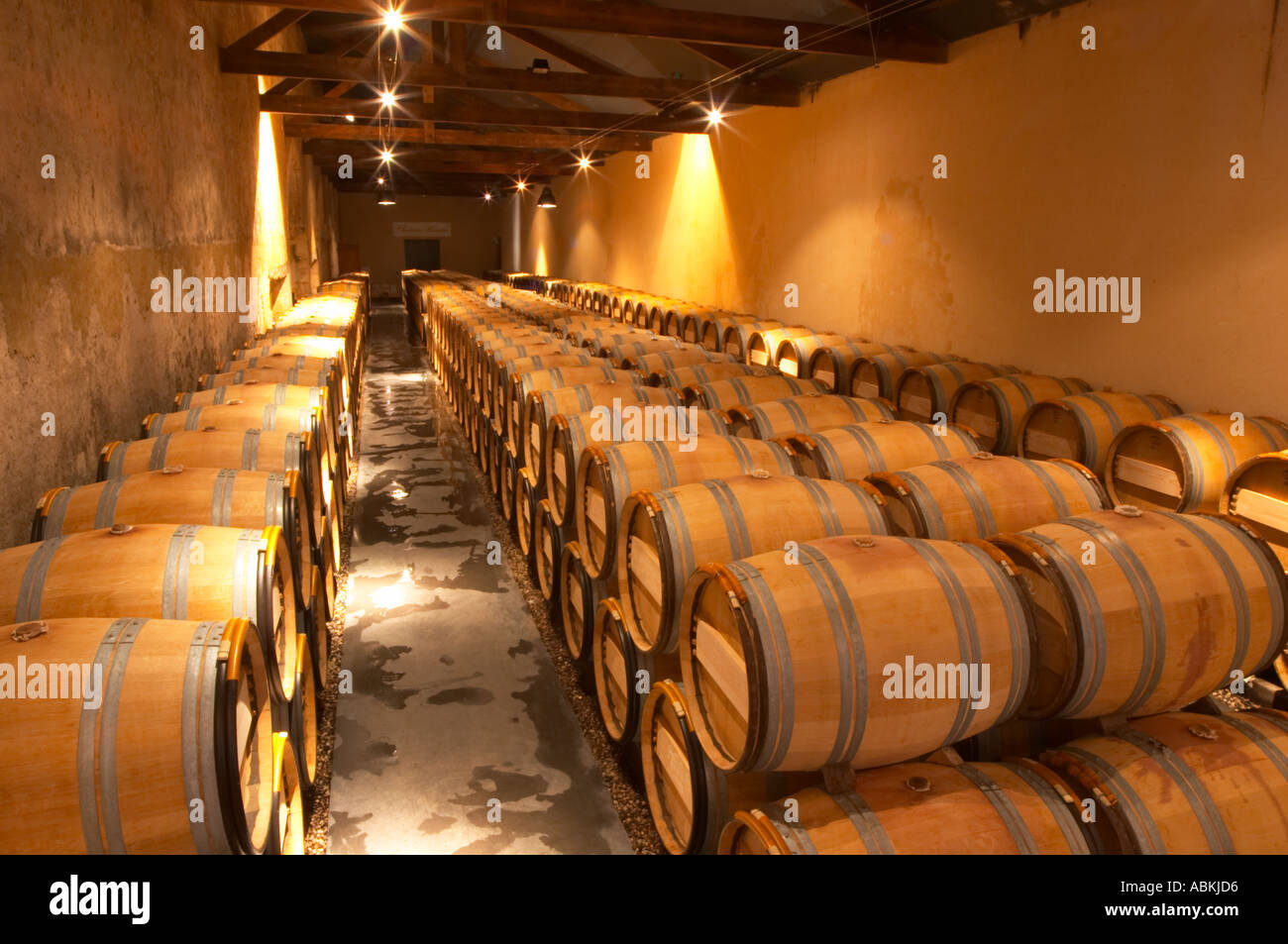 Das Weingut mit Edelstahl-Gärtanks und alte hölzerne Fässer Barriques Château Kirwan, Cantenac Margaux Medoc Bordeaux Gironde Aquitaine Frankreich Stockfoto