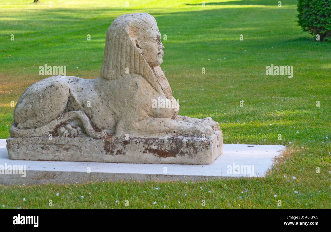 Die Park-Garten am Chateau Mouton Rothschild mit einem Stein Sphynx Sphinx Sfinx Pauillac Medoc Bordeaux Gironde Aquitaine Frankreich Stockfoto