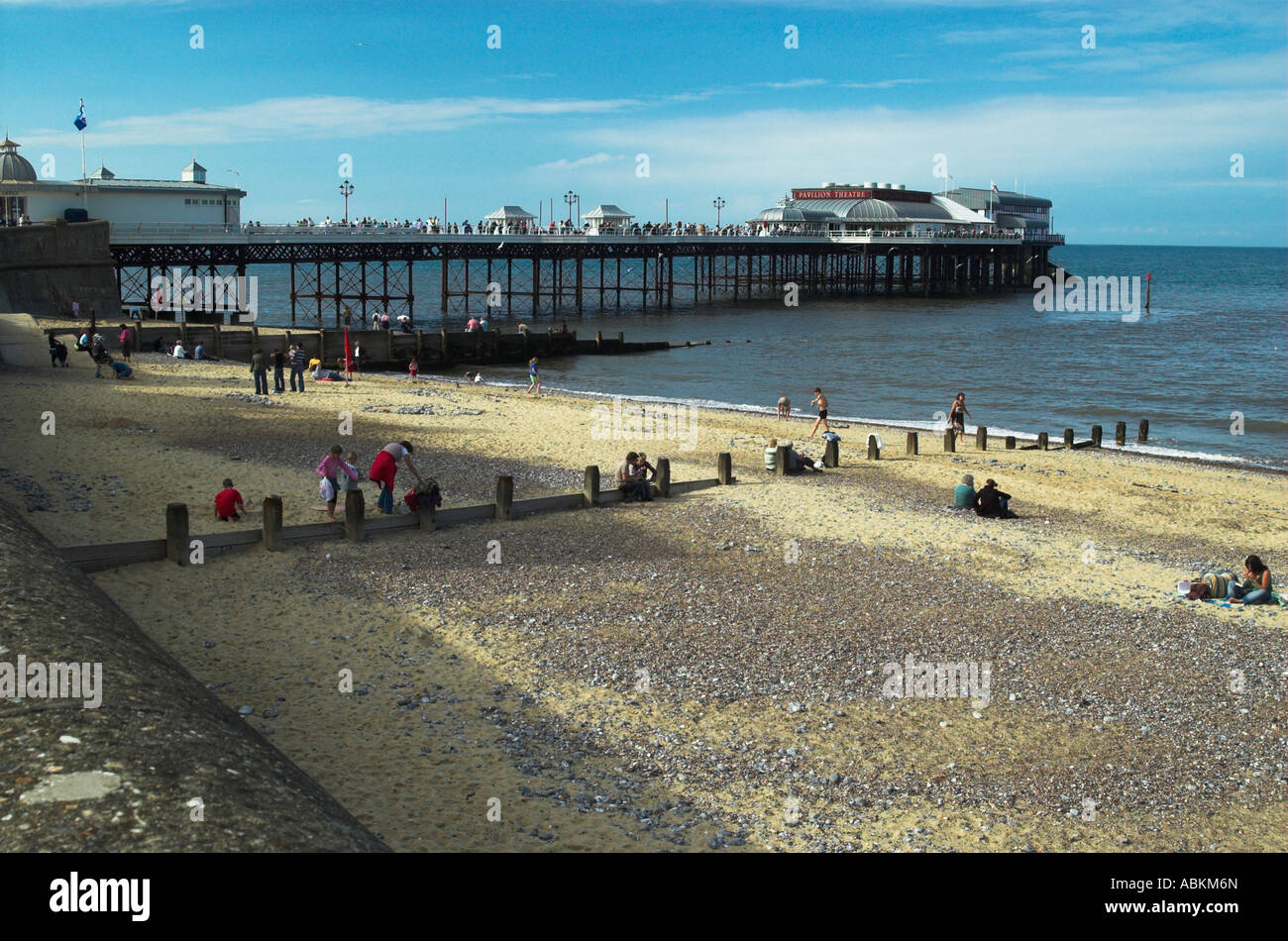 Der Strand und Pier In Cromer Norfolk East Anglia England Großbritannien Grossbritannien U K Juli 2006 Stockfoto