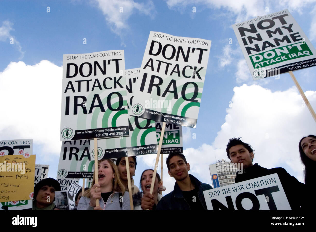 Anti-Krieg greift Proteste in Birmingham 2003 mit Irak Plakate Stop der Kriegskinder Koalition nicht Stockfoto