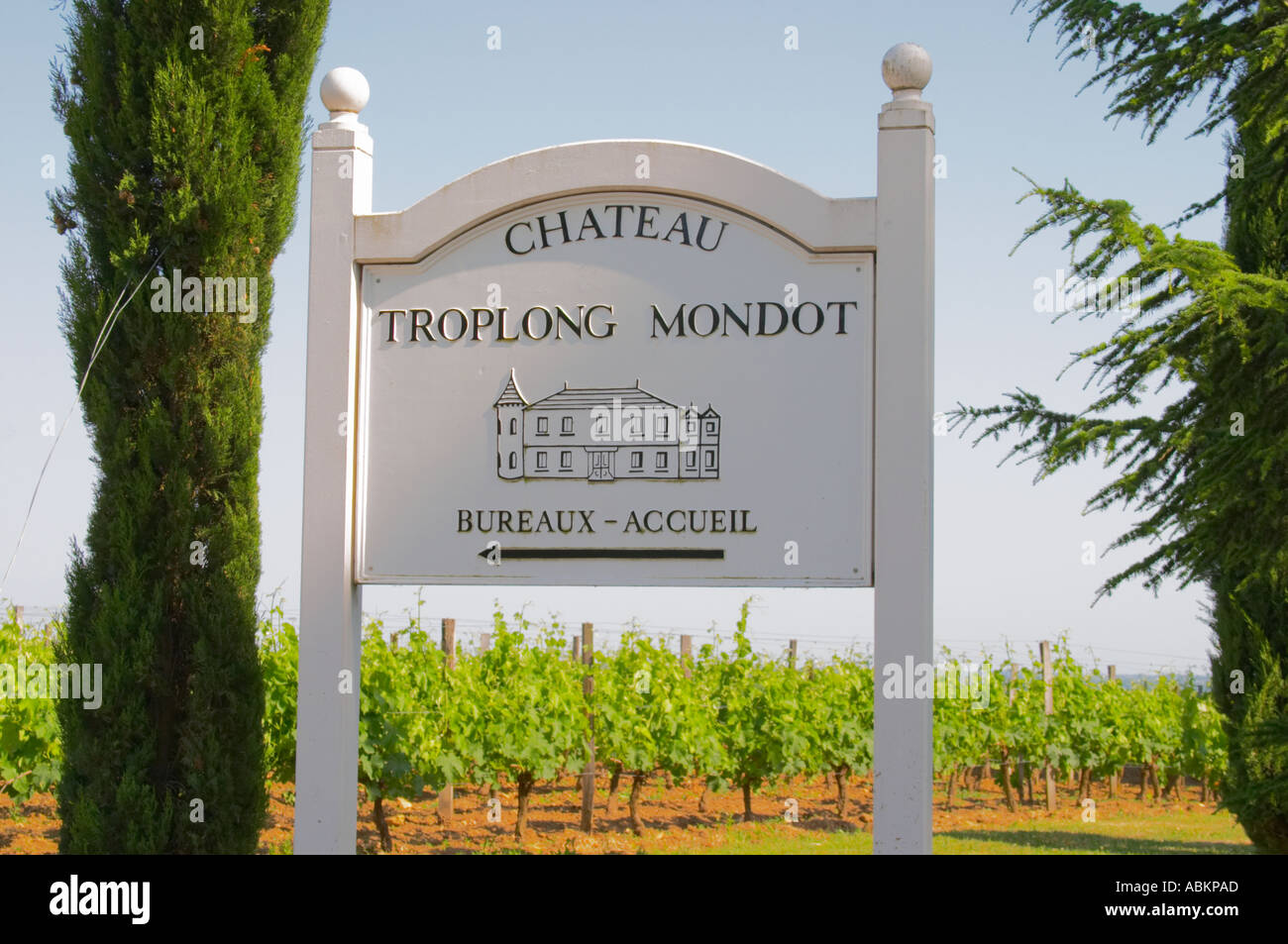 Ein weißes Schild auf dem Amt (Wechselstuben) und den Empfang (Accueil) und die Weinberge von Château Troplong Mondot Saint Emilion Bordeaux Gironde Aquitaine Frankreich Stockfoto