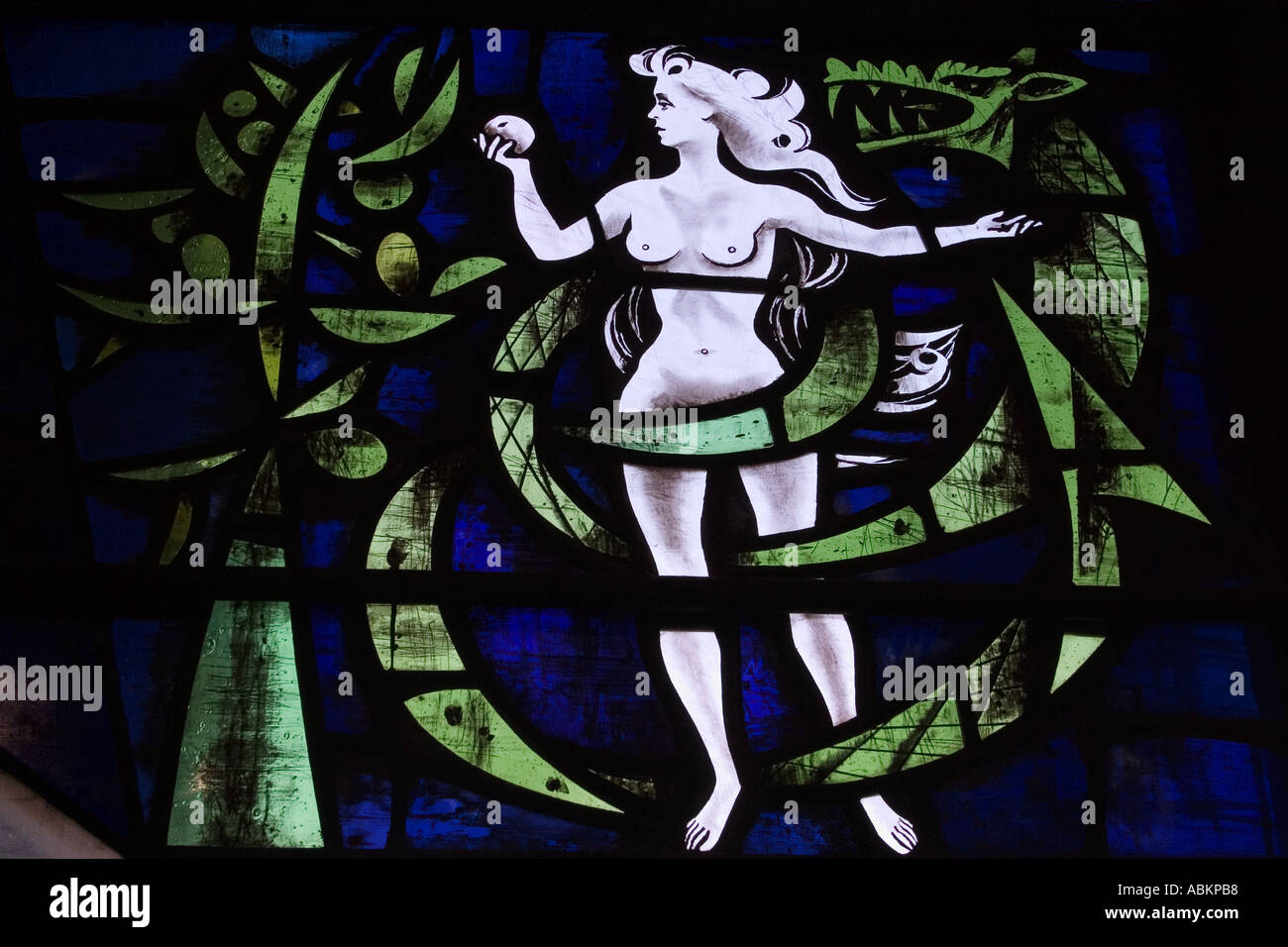 Glasmalerei-Fenster Darstellung Eva im Garten Eden in St Mary Redcliffe in Bristol, England Stockfoto