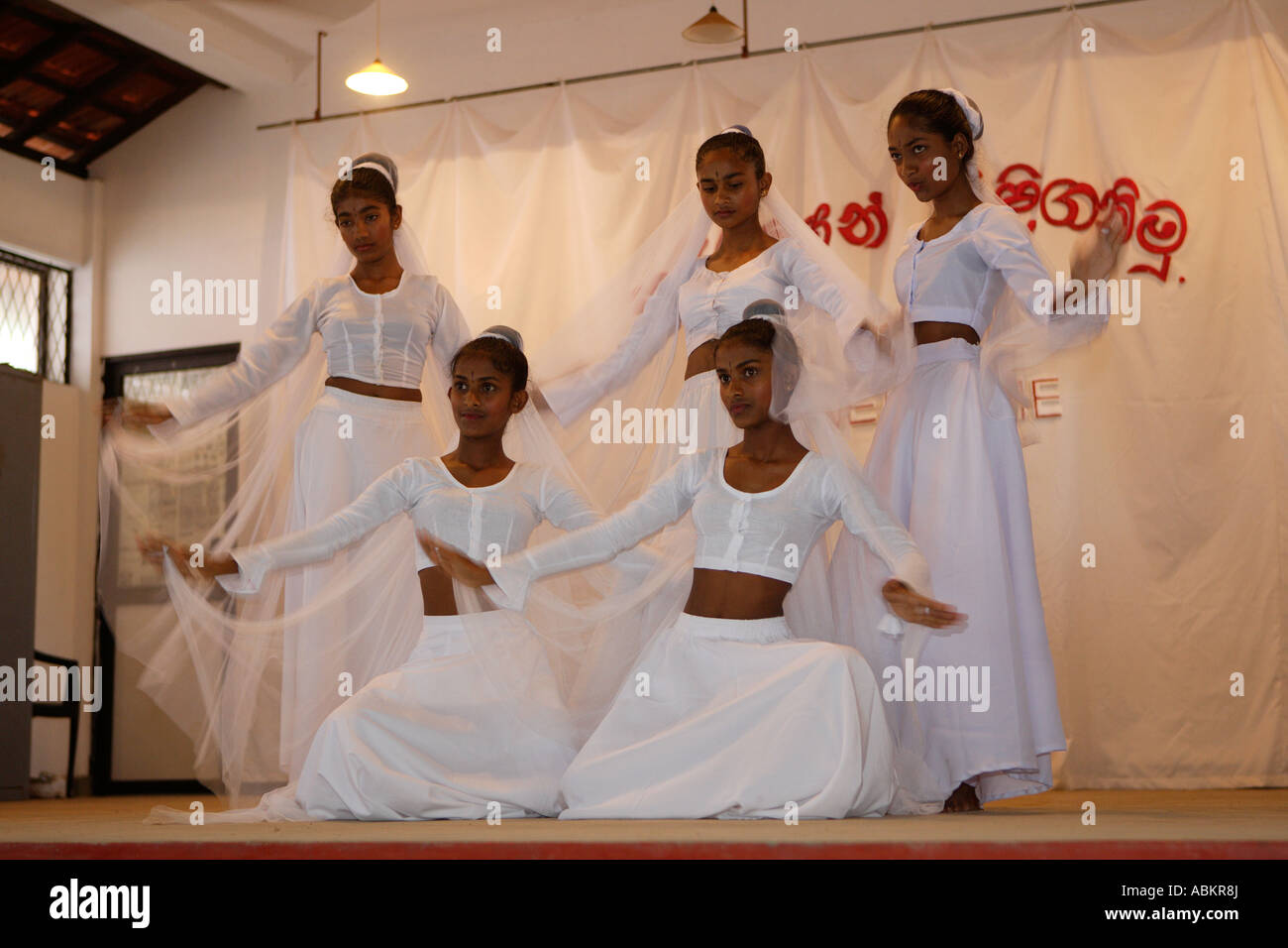 Sri Lanka Schülerinnen und Schüler tanzen Asien Stockfoto