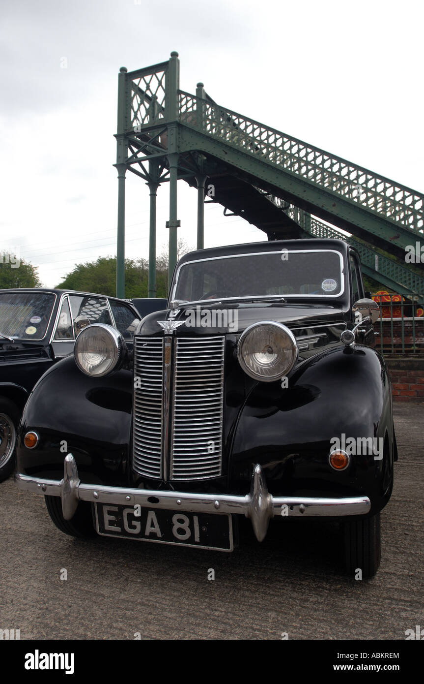 Austin 10 traditionelle Oldtimer Kühlergrill mit Austin 10 Abzeichen und große Scheinwerfer, 1939 Stockfoto