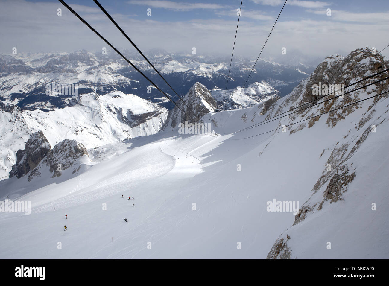 Skifahrer auf die Marmolada Gletscher gesehen von der Marmolada Seilbahn Malga Ciapela Italien Stockfoto