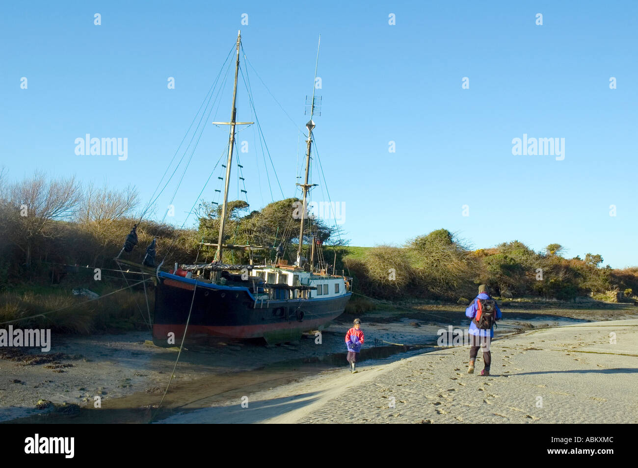 Gestrandeten Boot in der Mündung bei Clonakilty Hafen, Inchydoney Island, County Cork, Irland Stockfoto