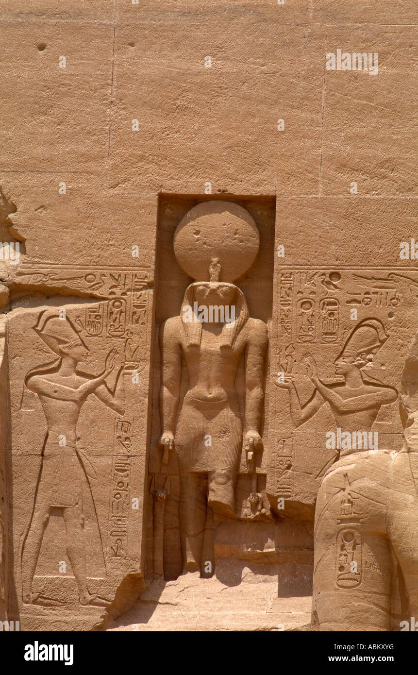Falcon leitete Sonnengott Ra bei Ramses II, Abu Simbel Tempel, West Bank des Nasser-Sees, Süden von Ägypten Stockfoto