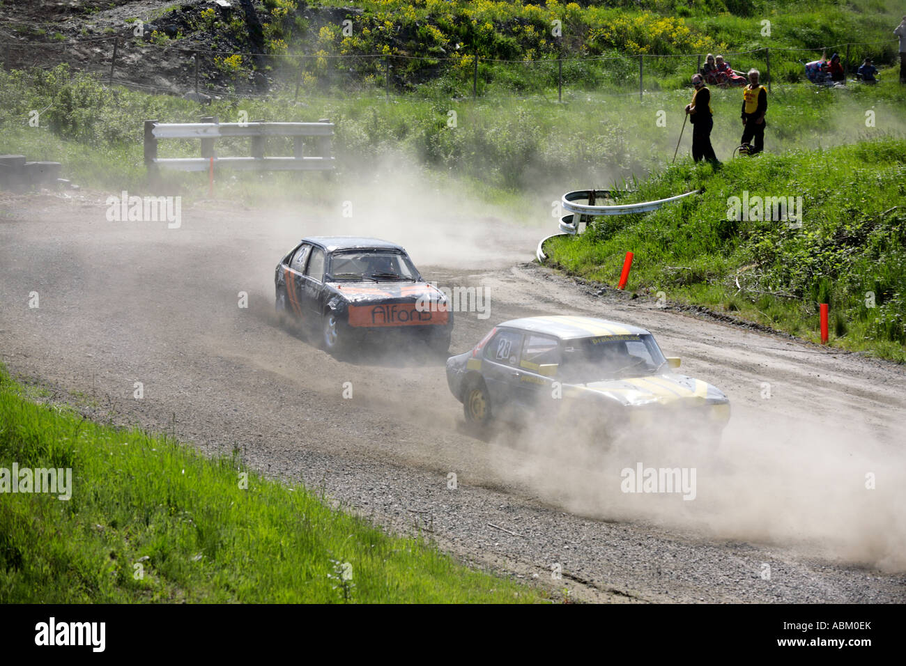 Folkrace Banger Rennwagen unter einer Kurve durch die Landschaft Rennen verfolgt bei Torslanda Rennbahn Göteborg Schweden Stockfoto